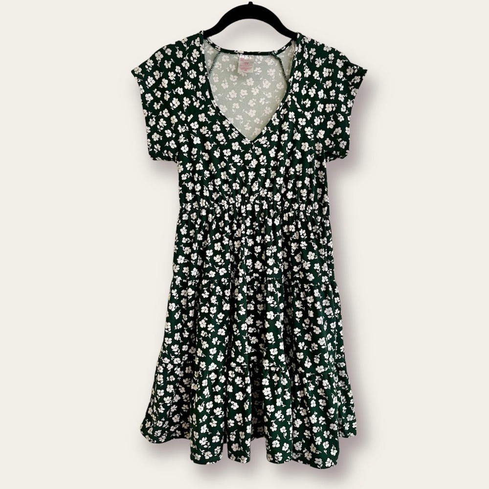 GIRLS GREEN PRINT DRESS. NEW. NEVER WORN. SIZE S(3-5). ELASTIC WAIST.